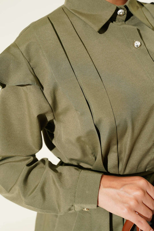 Chemise rayée à volants et ceinture aux épaules, kaki