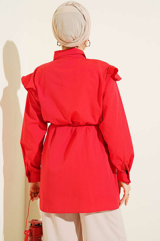 Chemise Rouge À Volants Avec Ceinture Et Rayures
