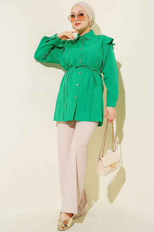 Chemise Verte À Volants Aux Épaules Et Ceinture Rayée