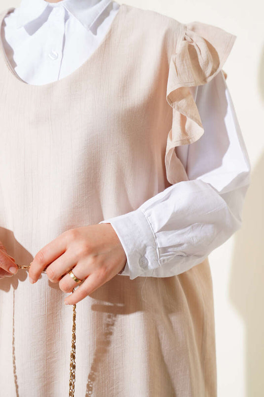 بدلة من ثلاث قطع مع سترة بكشكشة على الكتف، لون بيج