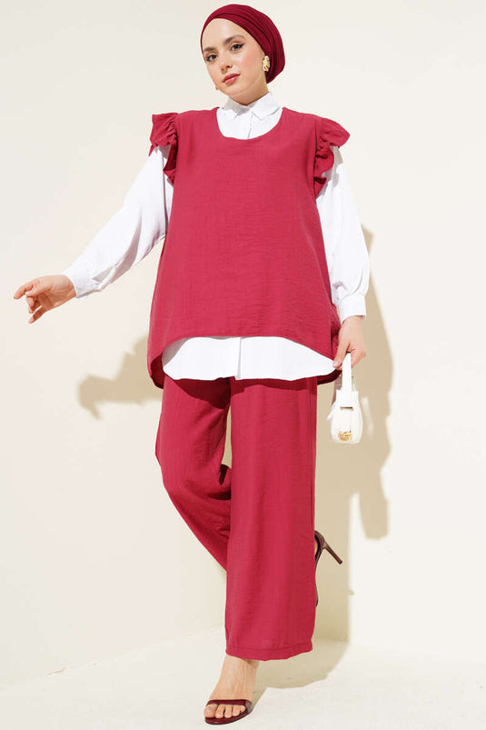 بدلة من ثلاث قطع مع سترة مكشكشة على الكتف باللون الأحمر الداكن
