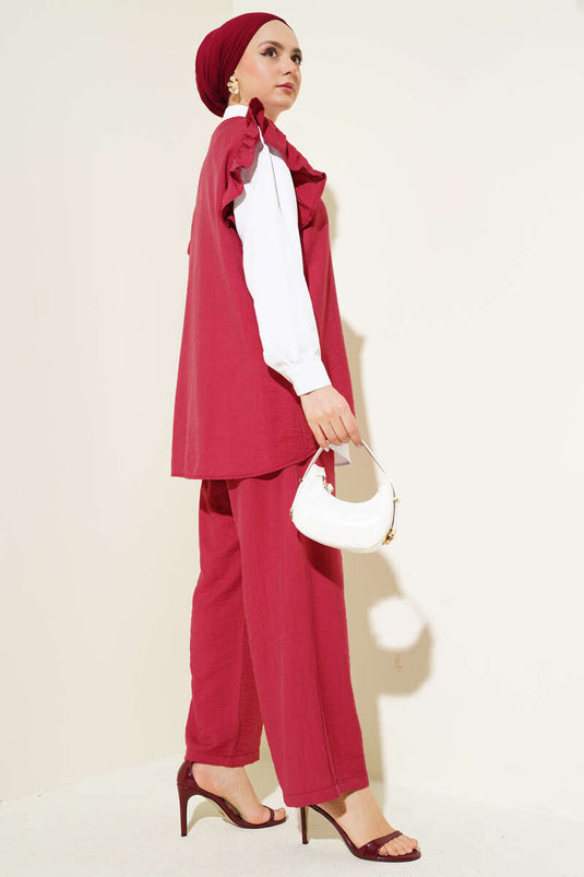 بدلة من ثلاث قطع مع سترة مكشكشة على الكتف باللون الأحمر الداكن