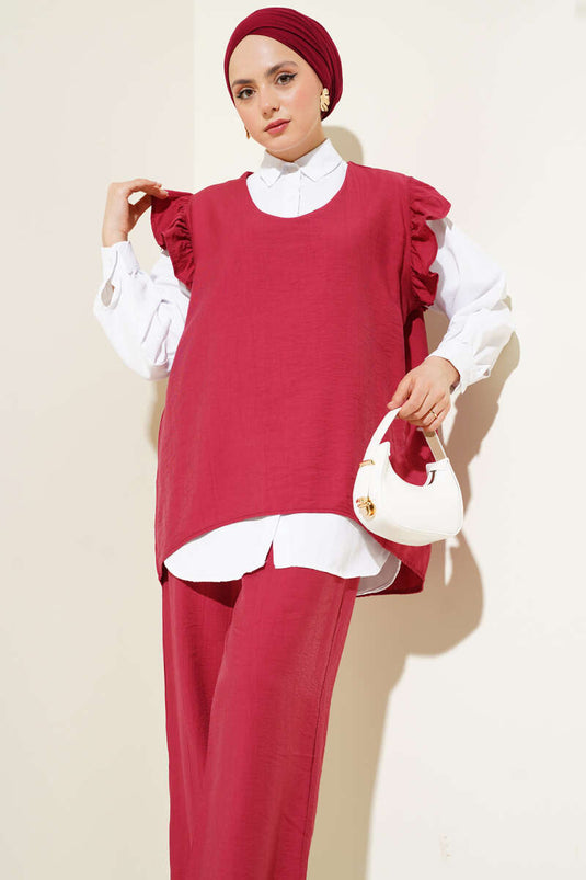 بدلة من ثلاث قطع مع سترة مكشكشة على الكتف باللون الأحمر الداكن