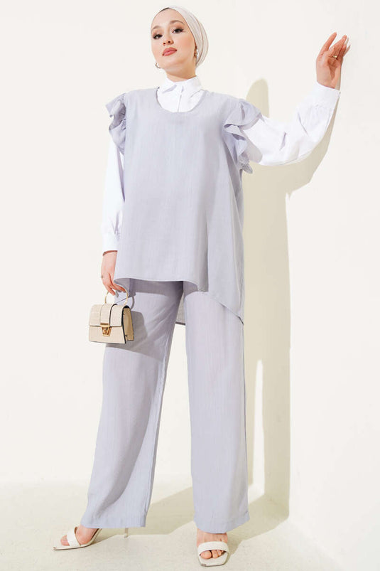 Ensemble trois pièces gris avec pull à volants sur les épaules