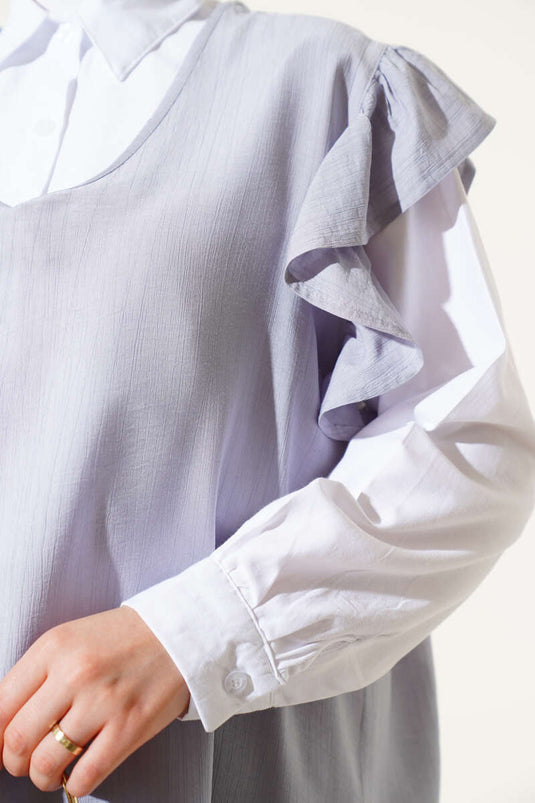 Ensemble trois pièces gris avec pull à volants sur les épaules