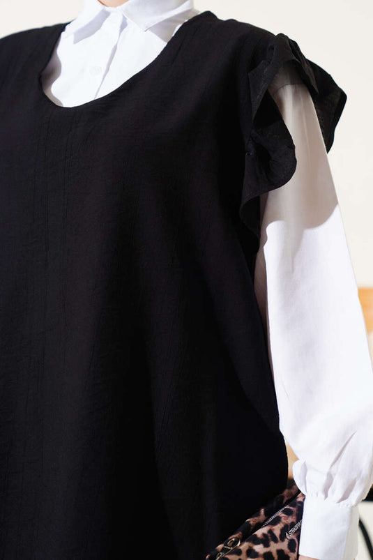 Ensemble trois pièces noir avec pull à volants et épaules