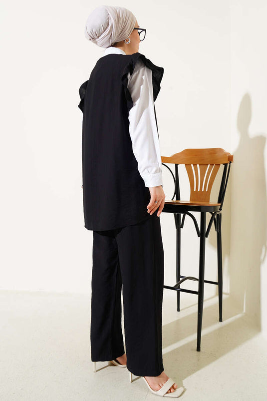 بدلة سوداء بثلاث قطع من سترة مكشكشة على الكتف