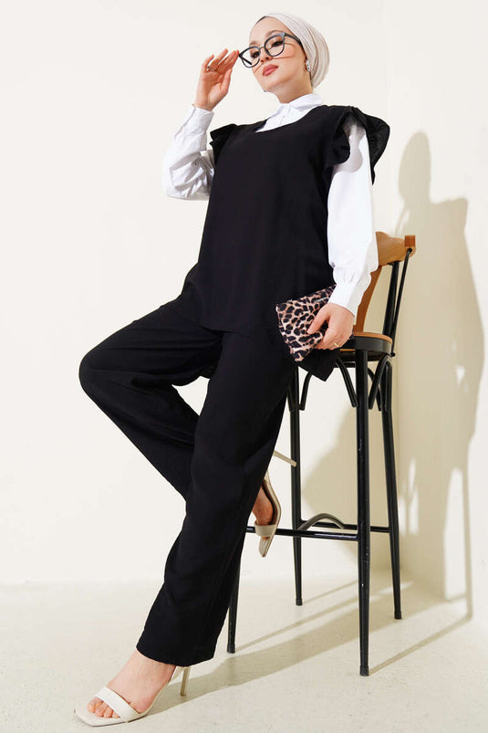 بدلة سوداء بثلاث قطع من سترة مكشكشة على الكتف