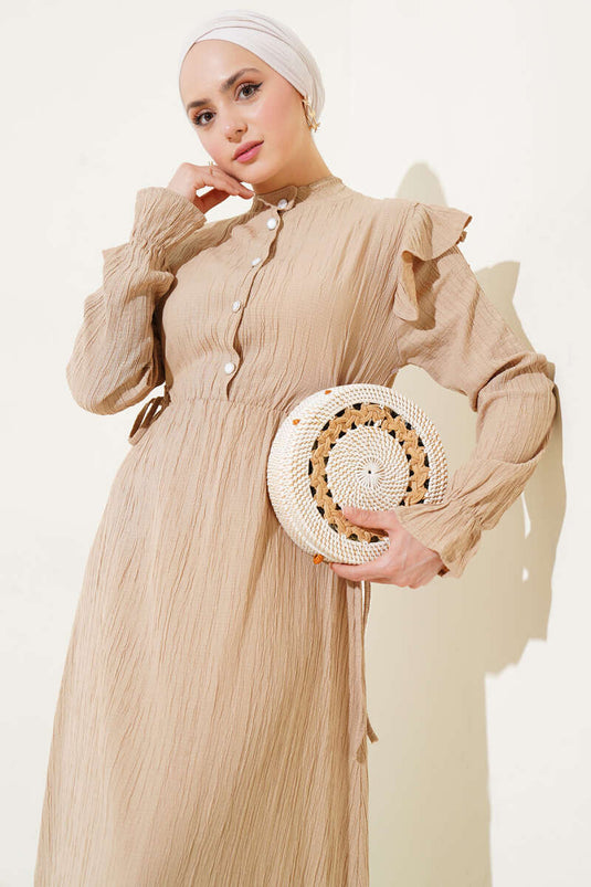 Robe beige à volants sur les épaules et dentelle latérale