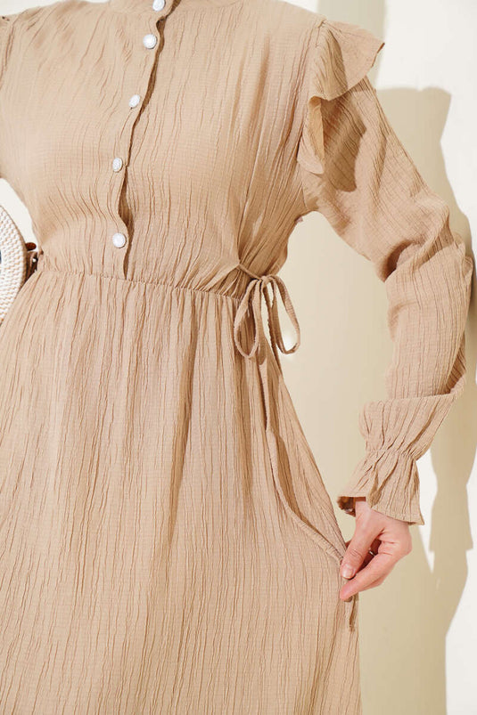 فستان دانتيل بكشكشة جانبية على الكتف باللون البيج