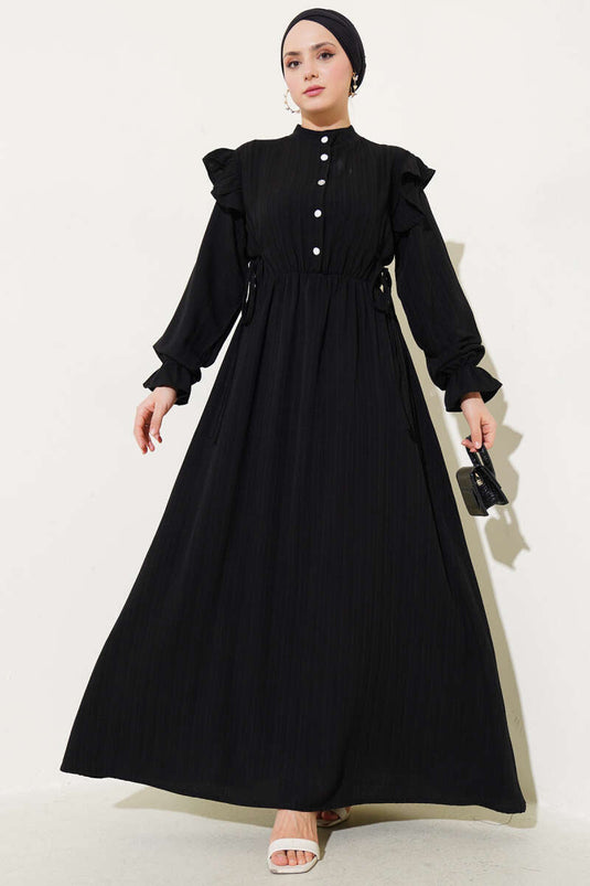 Robe noire à volants sur les épaules et dentelle latérale