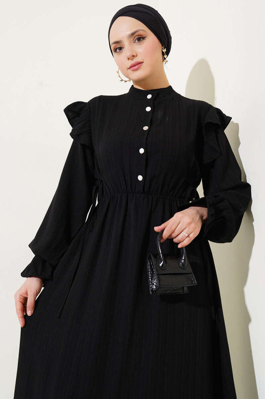 Robe noire à volants sur les épaules et dentelle latérale