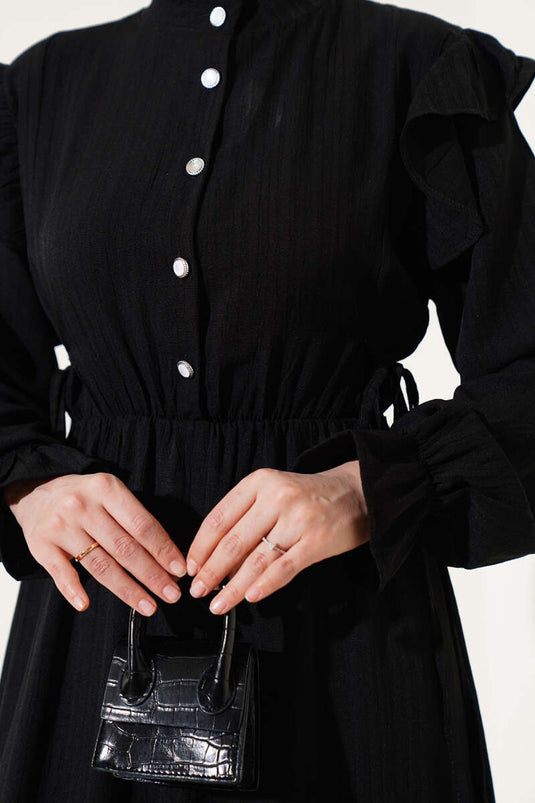 Robe noire à volants sur les épaules et dentelle latérale