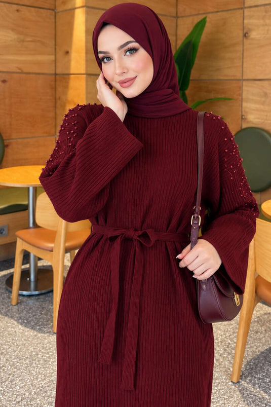 Abito In Maglia Bordeaux Con Dettagli Di Perle Sulla Spalla
