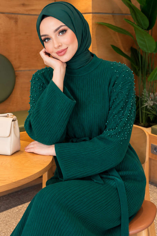 Samtkleid Mit Perlendetails An Der Schulter In Smaragdgrün