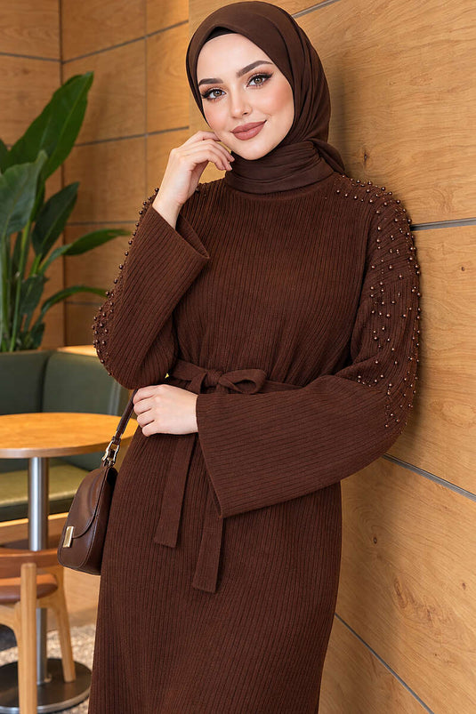 Vestito In Maglia Con Perle Sulle Spalle E Cintura Color Caffè