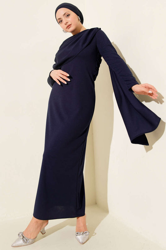 Abito da cerimonia con mantellina sulle spalle, blu scuro