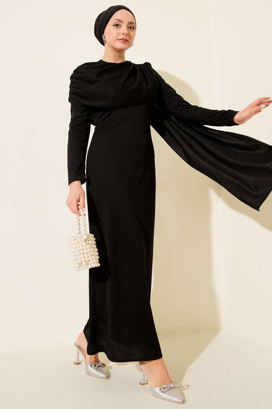 Robe de soirée noire avec cape d'épaule détaillée