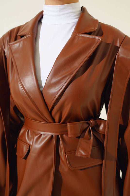 Veste en cuir marron avec cape d'épaule