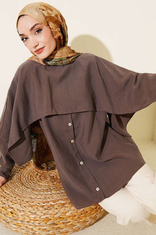 Tunika Beige Con Mantella Sulla Spalla E Dettaglio Di Bottoni