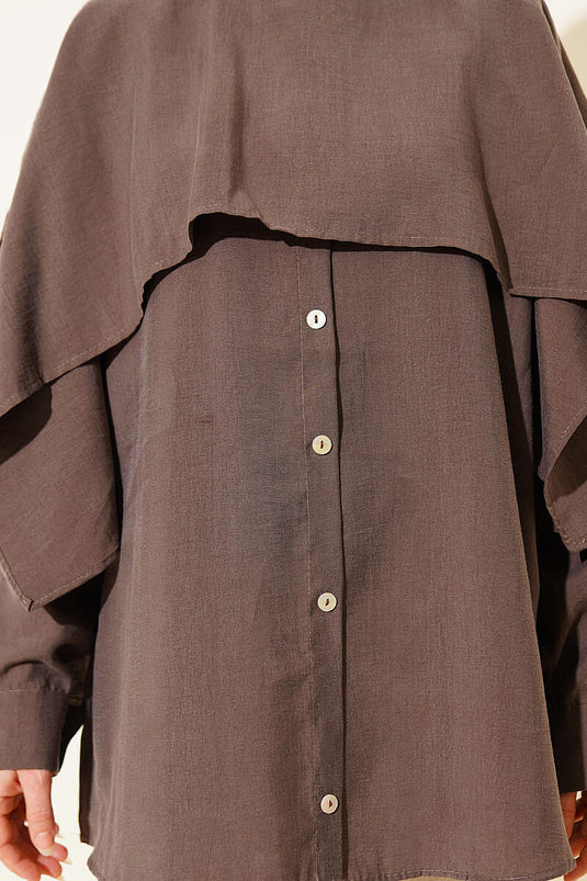 Tunika Beige Con Mantella Sulla Spalla E Dettaglio Di Bottoni