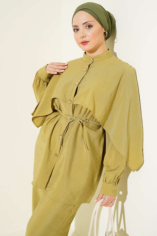 Completo Due Pezzi Dorato Con Mantella A Spalle In Verde Calla