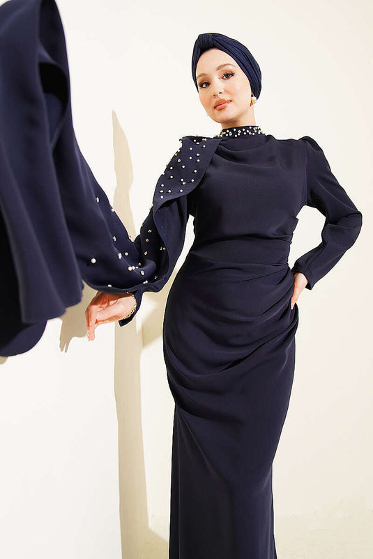 Robe de soirée bleu marine avec cape à perles et épaulettes