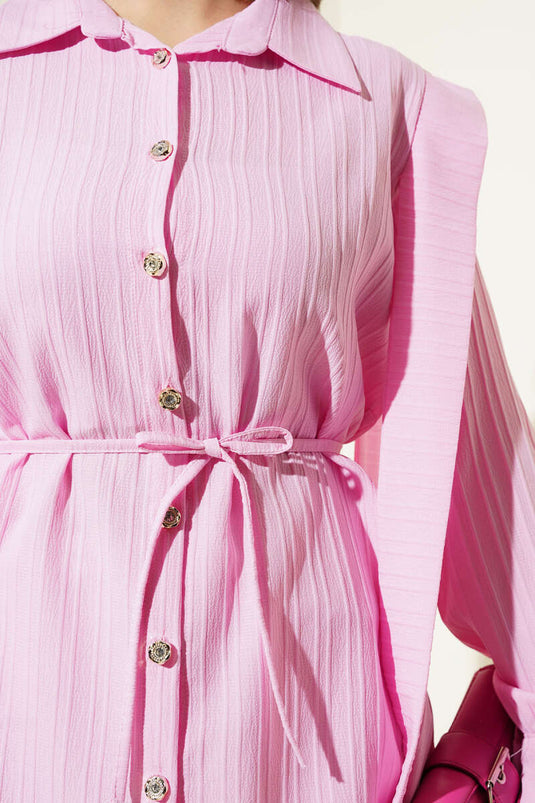 قميص وردي اللون مزود بحزام وحبل على الكتف