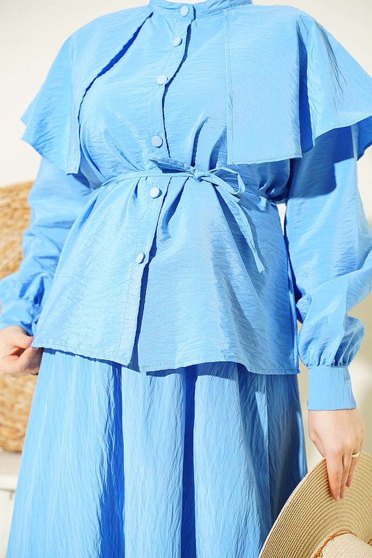 Blaues Zweiteiliger Set Mit Schultercape Und Bindegürtel