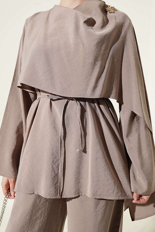 Completo doppio in modal con mantella sulle spalle, colore visone