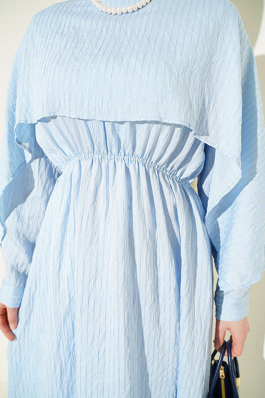 Robe avec cape épaule et détails pailletés bleu bébé
