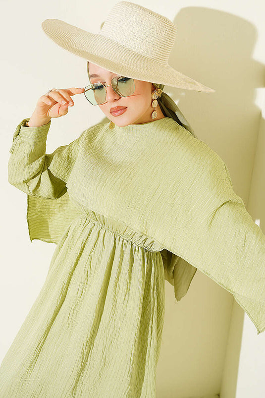 Robe à détails pailletés avec cape épaule en vert avocat