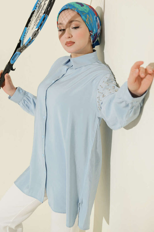 Blaues Tensel-Hemd mit Schultercape und Schmucksteinverzierung