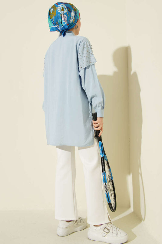 Blaues Tensel-Hemd mit Schultercape und Schmucksteinverzierung