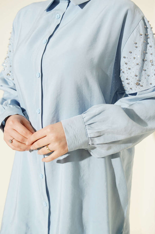 Blaues Tensel-Hemd mit Schultercape und Schmucksteinverzierung