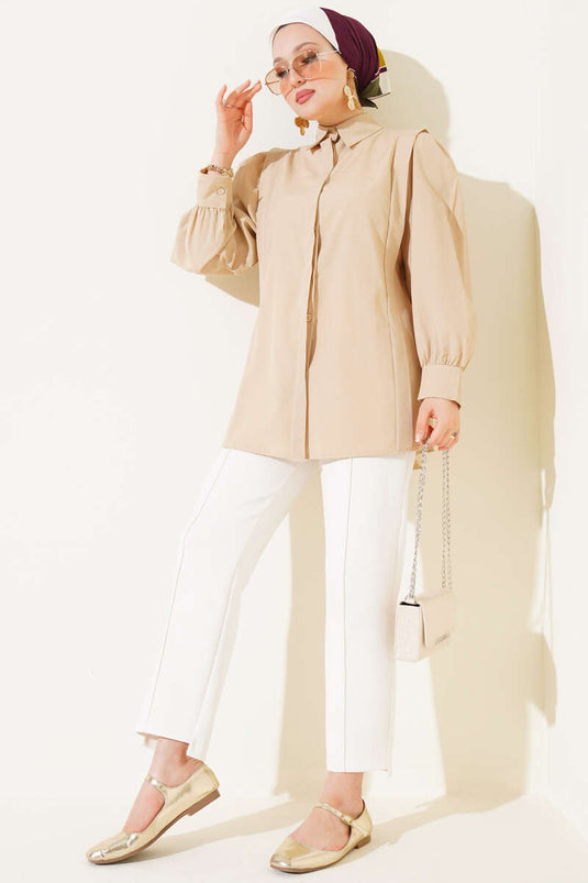 Chemise beige à plis aux épaules