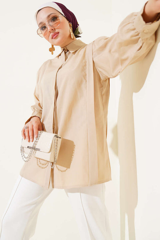 Chemise beige à plis aux épaules