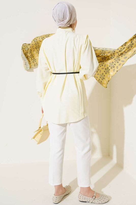 Chemise jaune à plis et ceinture épaulée