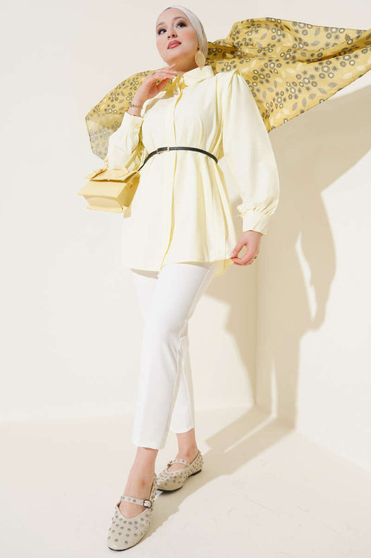 Chemise jaune à plis et ceinture épaulée