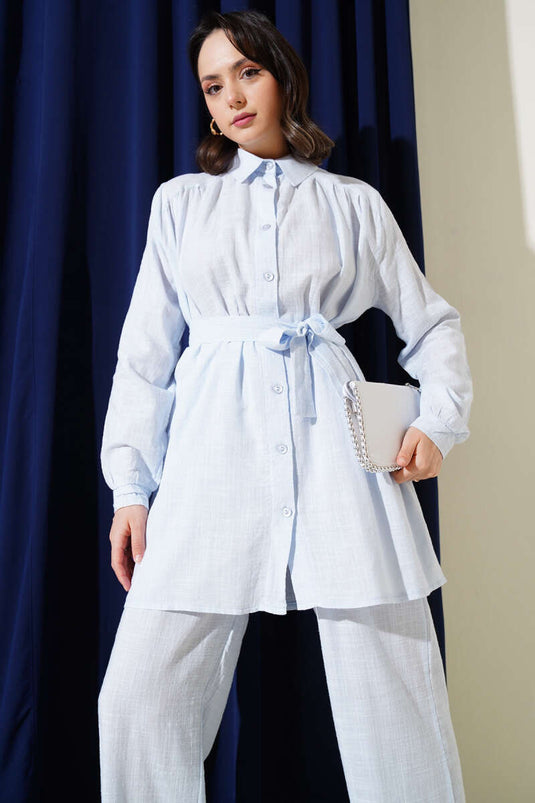 بدلة كتان من قطعتين بحزام وأكتاف مطوية باللون الأزرق الجليدي