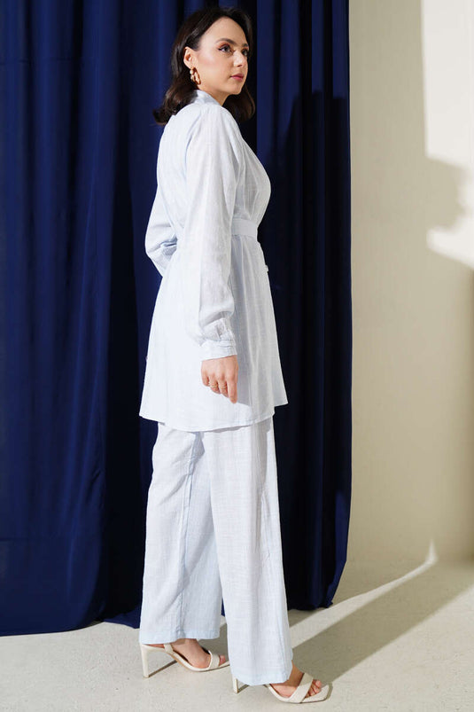 بدلة كتان من قطعتين بحزام وأكتاف مطوية باللون الأزرق الجليدي