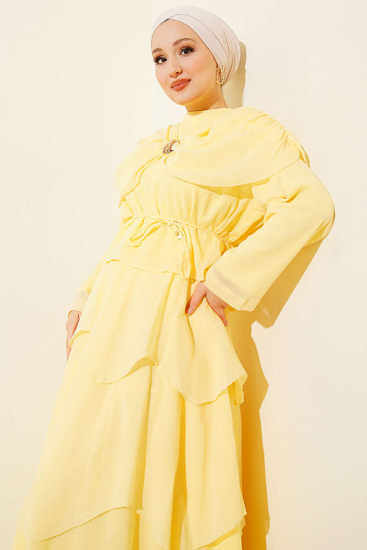 Ensemble deux pièces jupe avec détail châle épaule jaune