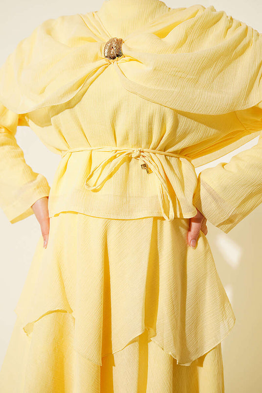 Ensemble deux pièces jupe avec détail châle épaule jaune