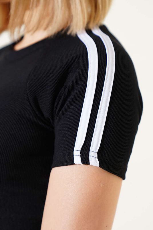 Court noir à rayures sur les épaules