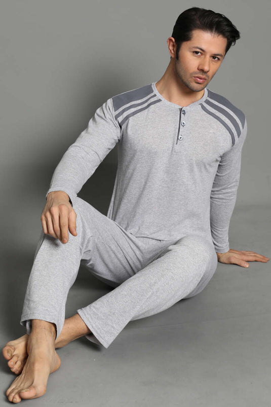 Ensemble pyjama homme gris à rayures et boutons sur les épaules