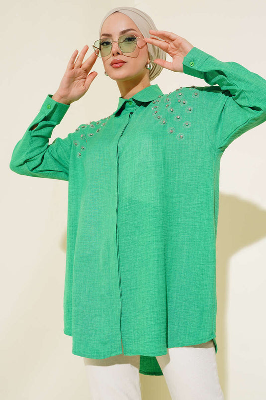 قميص بينيتون بأزرار مخفية على الكتف