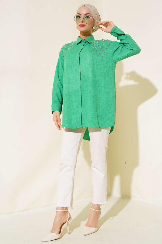 قميص بينيتون بأزرار مخفية على الكتف