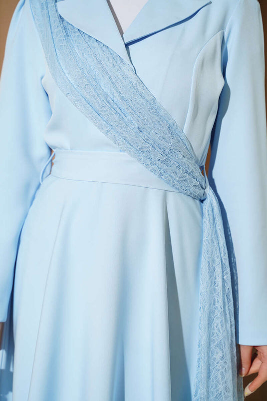 Robe croisée à col en tulle bleu bébé
