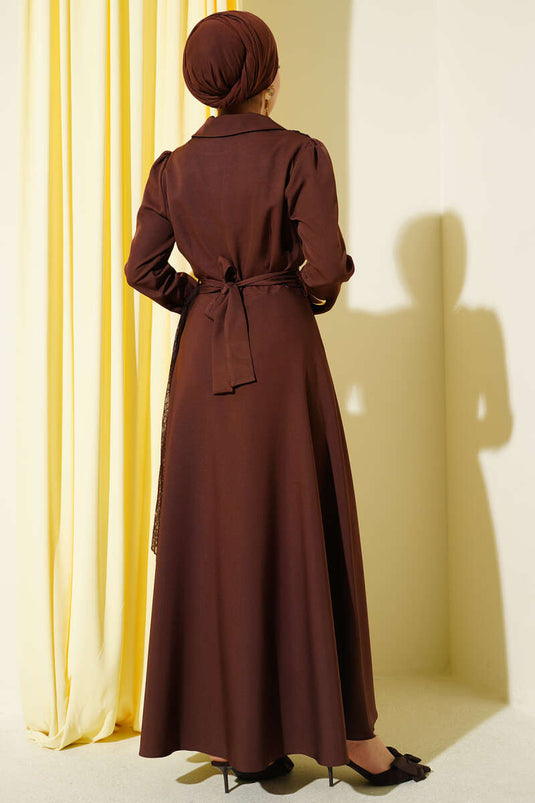 Robe croisée à col en tulle avec épaulettes, couleur café