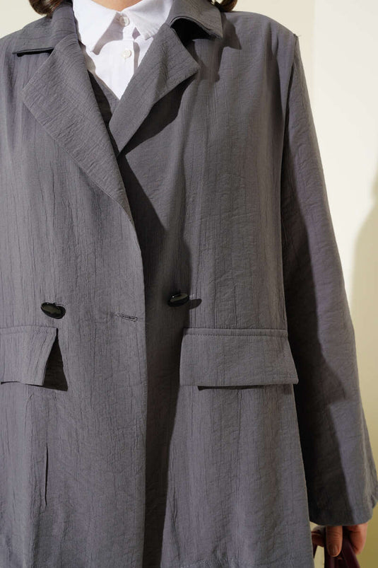 Costume trois pièces avec épaulettes, veste et gilet, couleur fumée